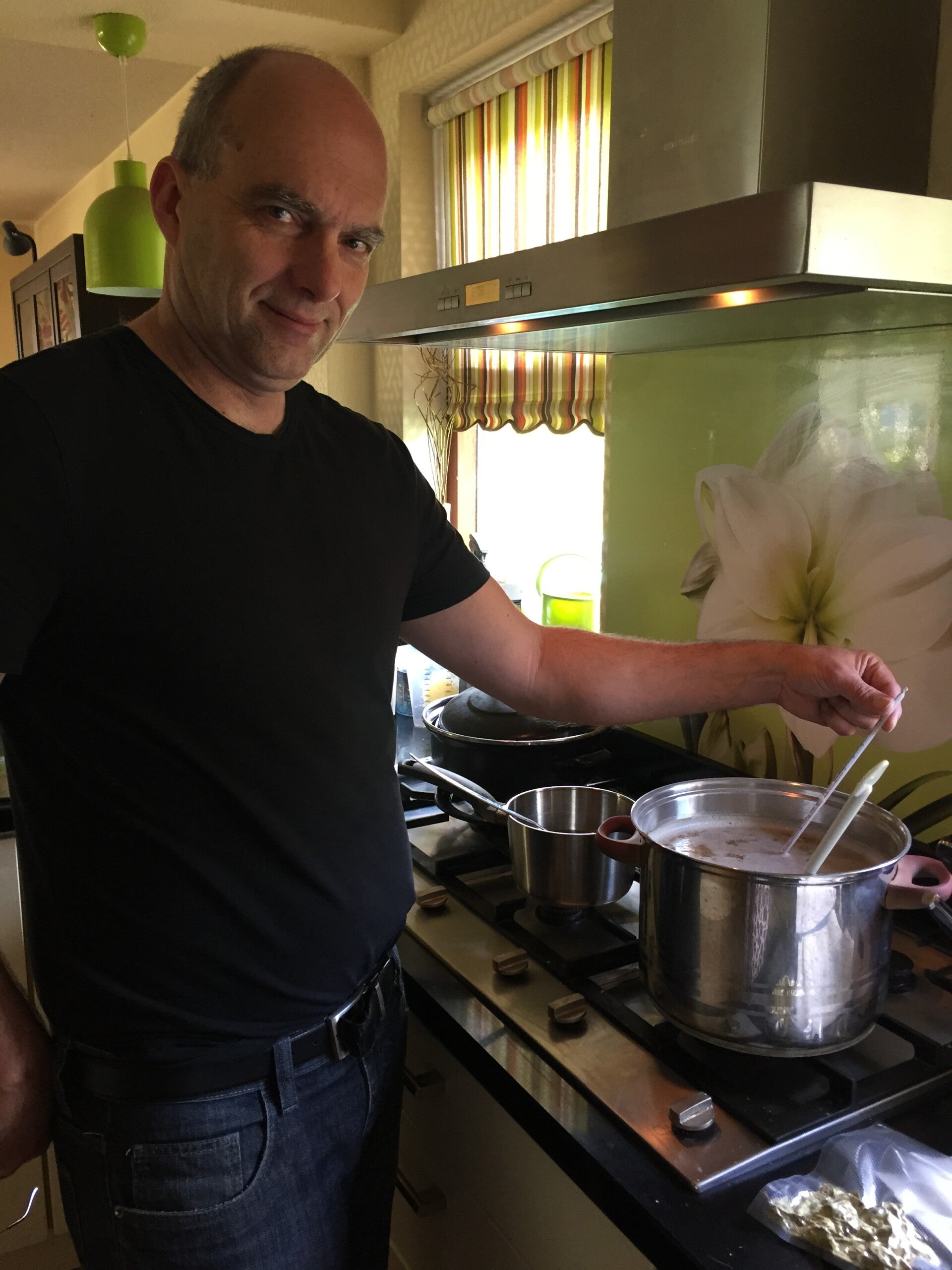 Brouwer van Bospolder Brouwerij roert in een pan op het fornuis in de keuken, de eerste brouwsels uit 2016