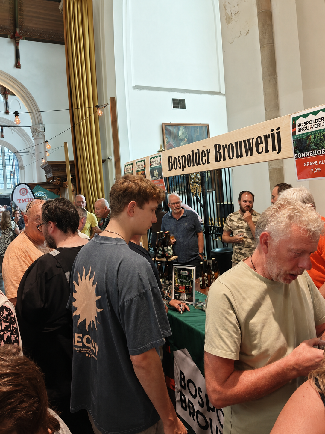 De stand van Bospolder Brouwerij op het Nederlands Bierproeffestival, met bezoekers voor de tap