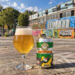 Buurtstormer Blond van Seagull Brewing, glas en blik op het plein tussen de graffiti van Beton-T in Utrecht