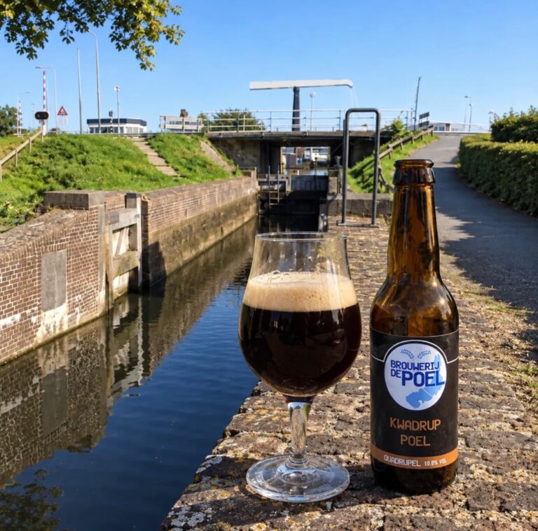 Kwadrup Poel Quadrupel van De Poel, glas en fles op de kade bij de sluis van Papenveer aan de rand van Langeraar