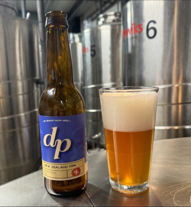 New Zealand PIPA van DP Brewing, fles en vol glas op een stalen werkblad voor de gistingstanks van de brouwerij