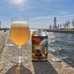 Ebla Blond van Rolo1977, glas en blik op de kademuur van de Koopvaardijhaven in Hellevoetsluis met de vuurtoren
