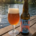Landing van de Prins van Stad1806, glas en fles op een houten steiger aan het water in de zon