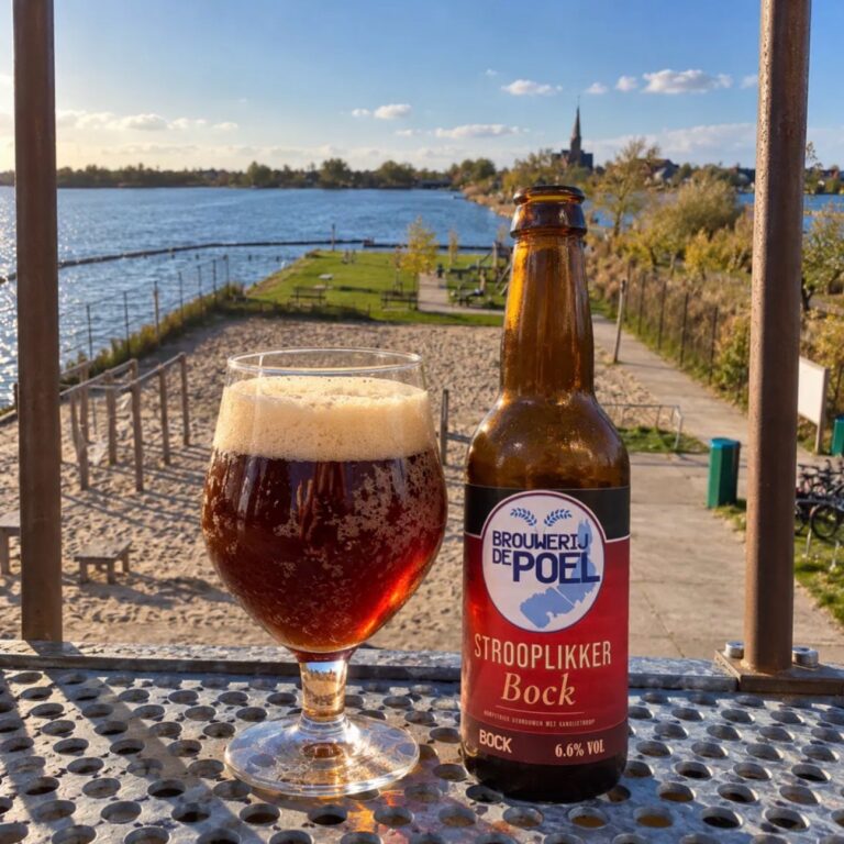 Strooplikker Bock van De Poel, glas en fles op een tafel op Papeneiland met uitzicht over de Langeraarse Plassen